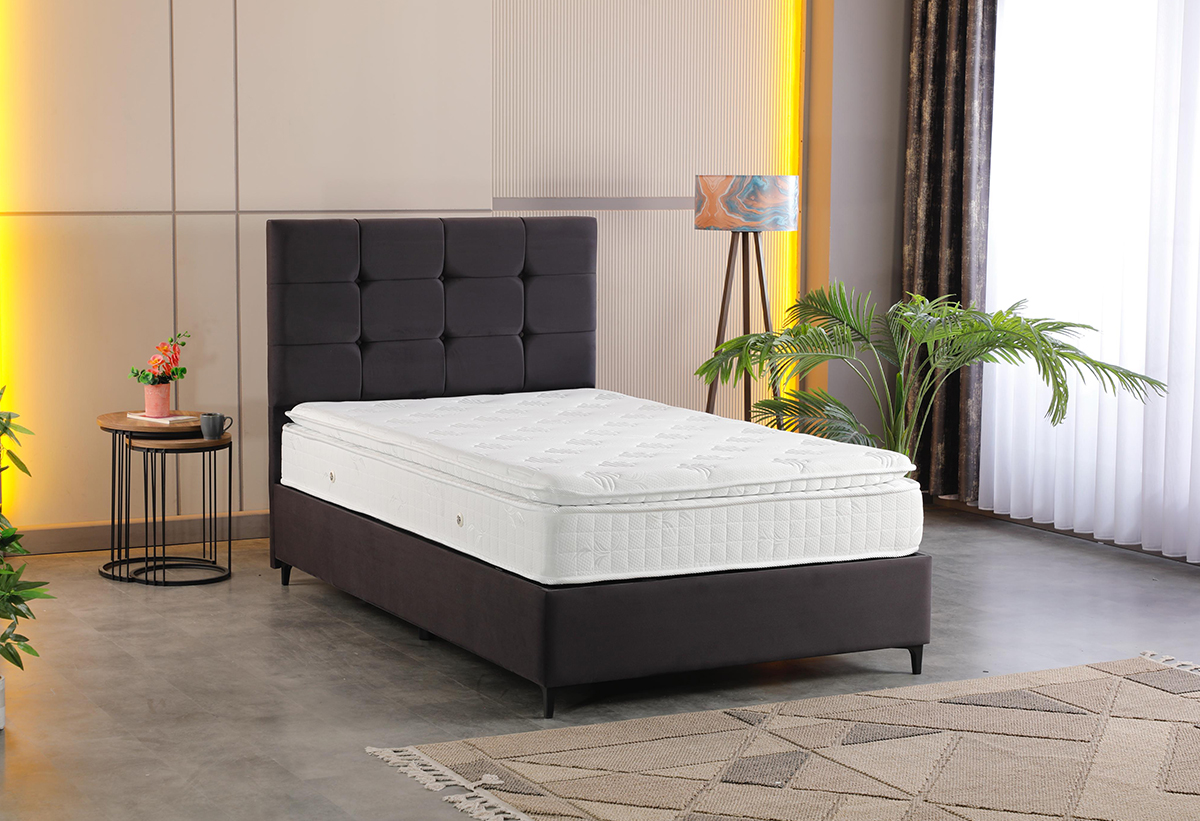 Απεικονίζεται το κρεβάτι Monaco σε ένα δωμάτιο.